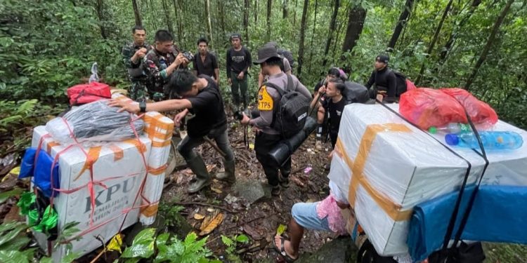 Jalan Kaki Hampir 9 Jam, Personel TNI-Polri Kawal Pendistribusian Logistik Pilkada ke Pedalaman Meratus