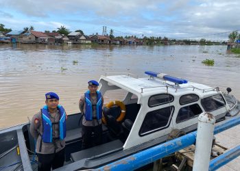 Satpol Airud Kawal Distribusi Surat Suara untuk TPS yang Tak Bisa Diakses Transportasi Darat