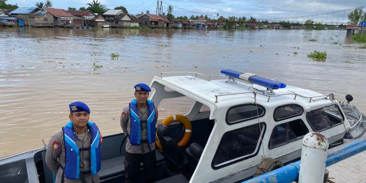 Satpol Airud Kawal Distribusi Surat Suara untuk TPS yang Tak Bisa Diakses Transportasi Darat