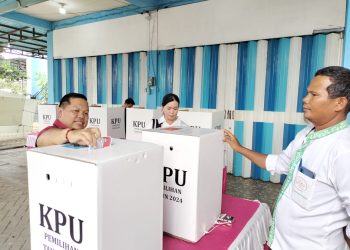 Wakil Ketua DPRD Kapuas Gunakan Hak Pilih di TPS 05 Kelurahan Selat Barat