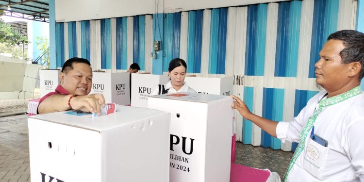 Wakil Ketua DPRD Kapuas Gunakan Hak Pilih di TPS 05 Kelurahan Selat Barat