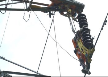 Gerak Cepat PLN Tangani Gangguan Isolator Putus di Jaringan Transmisi Parit Baru-Senggiring