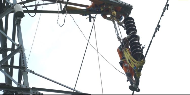 Gerak Cepat PLN Tangani Gangguan Isolator Putus di Jaringan Transmisi Parit Baru-Senggiring