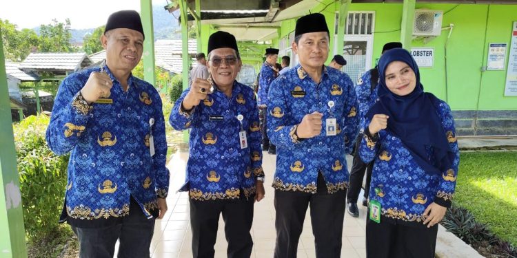Pasien RSUD PJS Kotabaru Dapat Cenderamata di Momen HKN