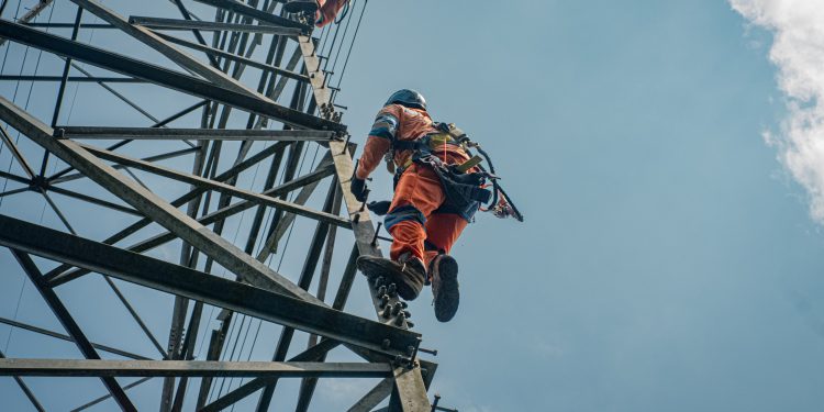 Usung Semangat Hari Pahlawan, Pejuang Keandalan PLN Ganti Isolator Tanpa Padam di Bontang