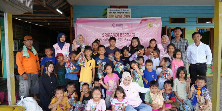 Peringati Hari Anak Sedunia, PLN Terangi Harapan Anak Lewat Donasi Buku di Kalteng