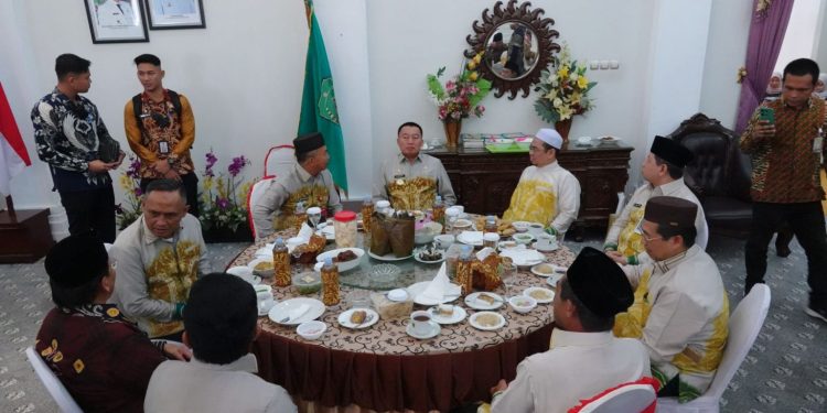 H Muhidin dan Hj Fathul Jannah Hadiri Harjad Ke-59 Tapin