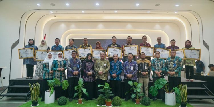 Muhidin Serahkan Anugerah ASN Provinsi Kalsel Tahun 2024