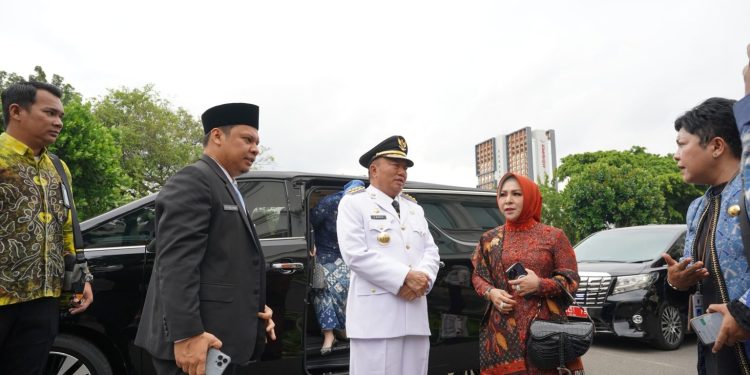 Jelang Pelantikan Gubernur Kalsel, H Muhidin Didampingi Hj Fathul Jannah Tiba di Istana Negara