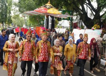 Diiringi Sinoman Hadrah, Muhidin dan Hj Fathul Jannah Hadiri Harjad Ke-74 Kabupaten HSS