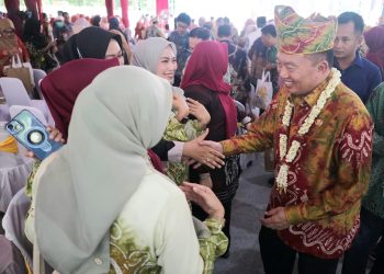 Warga HSS Antusias Menyambut Kedatangan H Muhidin dan Hj Fathul Jannah