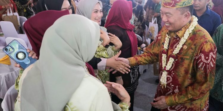 Warga HSS Antusias Menyambut Kedatangan H Muhidin dan Hj Fathul Jannah