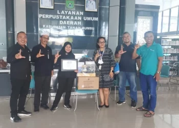 Dispersip Tanbu Terima Bantuan Al-Qur’an dari PT Gramedia