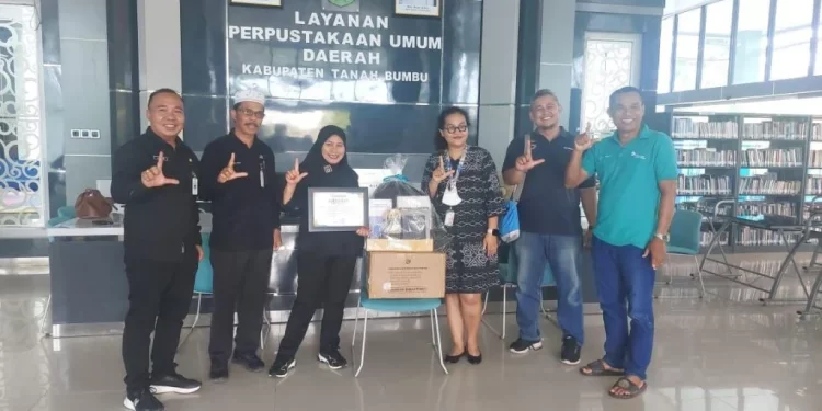 Dispersip Tanbu Terima Bantuan Al-Qur’an dari PT Gramedia