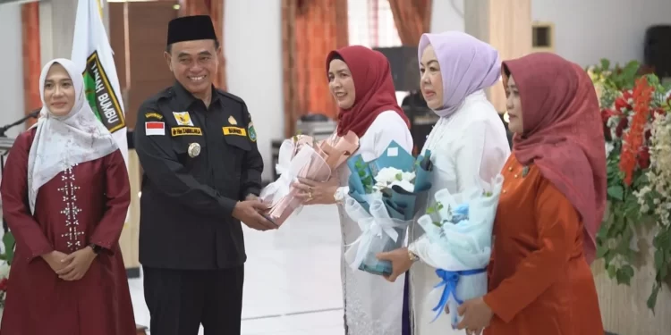 Zairullah Serahkan Buket Bunga kepada 3 Perempuan Inspiratif di Momen PHI Ke-96