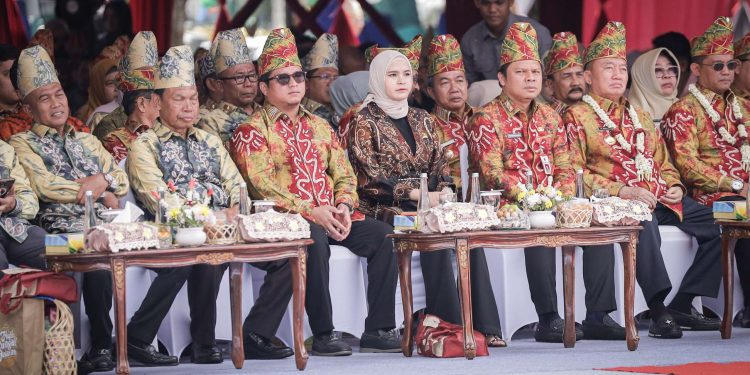 Pimpinan dan Anggota DPRD Kalsel Hadiri Puncak Harjad Ke-74 Kabupaten HSS