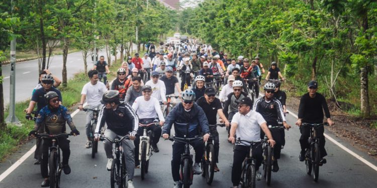H Muhidin Gowes Bersama Pegawai Pemprov Kalsel di Momen HUT Ke-53 KORPRI