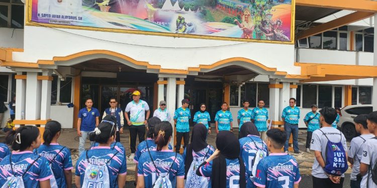 Siap Hadapi Kejurprov Kalsel, Kadisparpora Lepas Atlet Futsal Kotabaru