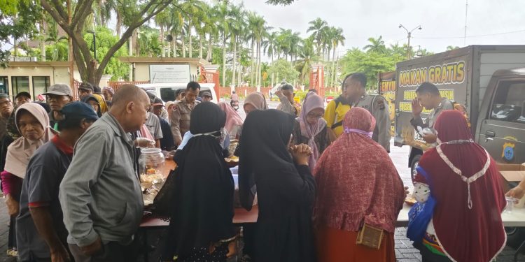 Polsekta Banjarmasin Tengah Sediakan 300 Porsi Makanan Gratis untuk Masyarakat