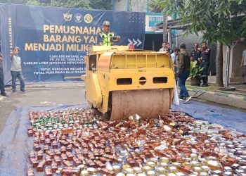 Jutaan Batang Rokok dan Ratusan Botol Miras Dimusnahkan
