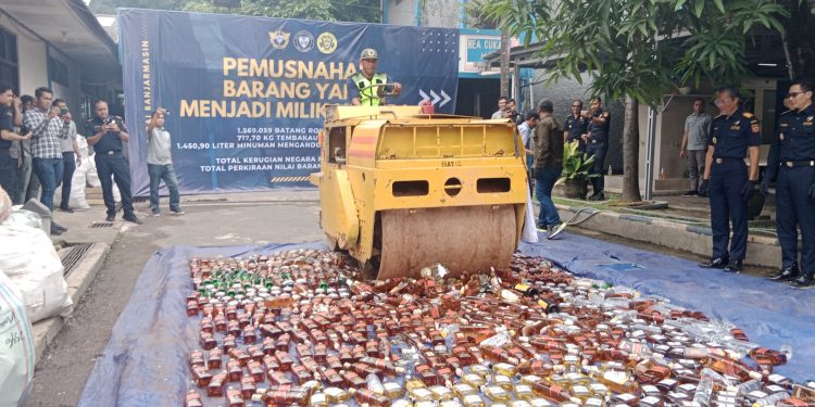 Jutaan Batang Rokok dan Ratusan Botol Miras Dimusnahkan
