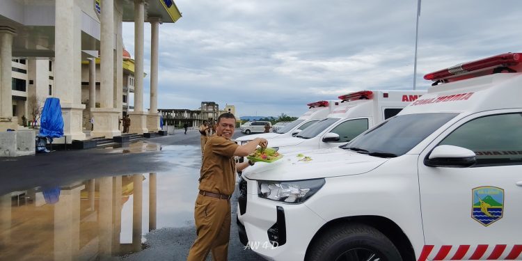 Tingkatkan Layanan Kesehatan, Pemkab Kotabaru Serahkan 42 Unit Ambulans