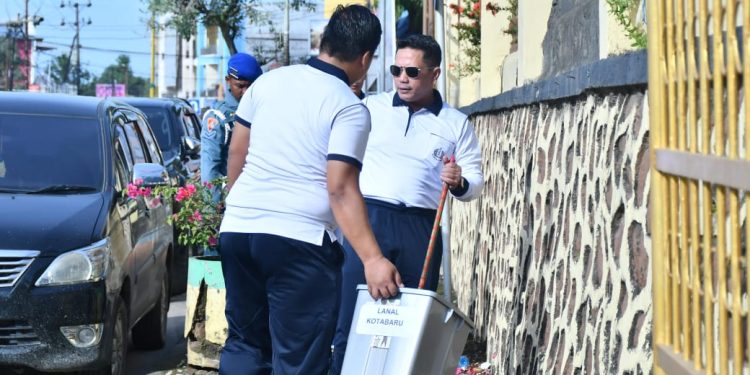 Perkuat Toleransi Umat Beragama, Danlanal Kotabaru Pimpin Baksos Bersih-bersih Gereja