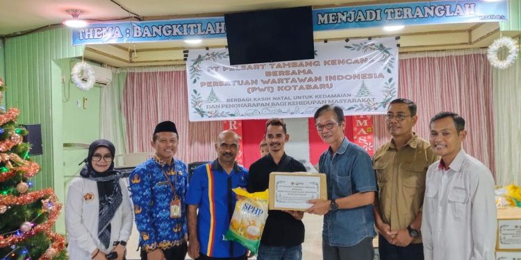 Sambut Nataru, PT PTK Gandeng PWI Berbagai Tali Asih di Gereja Pantekosta Smirna