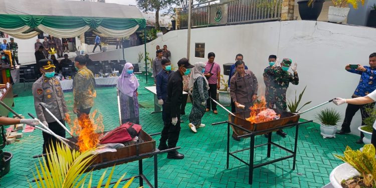 Kejari HST Musnahkan Barang Bukti 23 Perkara, Narkotika Mendominasi