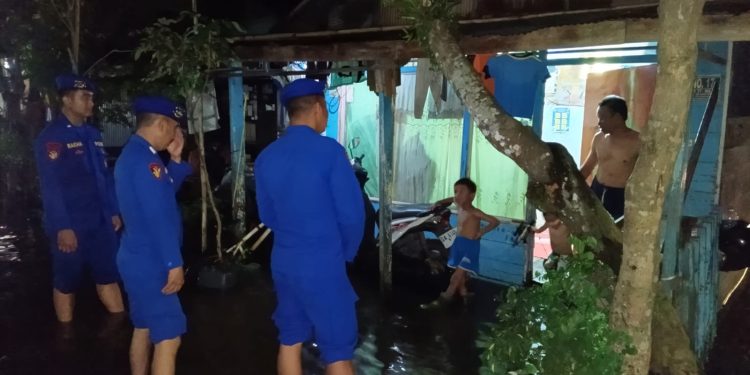 Anggota Satpolairud Monitor Kawasan ‘Calap’ di Kota Banjarmasin