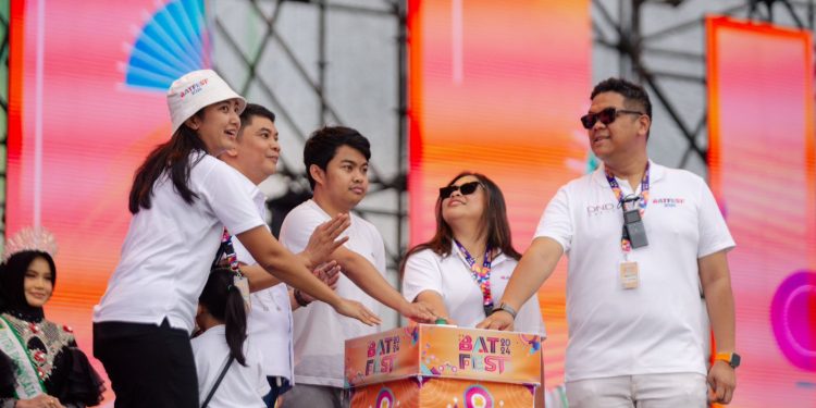 Resmi Dibuka Hj Liana Saputri, 774 Bazar dan 200 Lapak UMKM Ramaikan Batulicin Festival