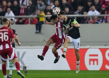 Mees Hilgers Ditarik Keluar Akibat Cedera, FC Twente Ditahan Imbang Olympiakos 0-0