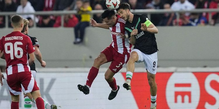 Mees Hilgers Ditarik Keluar Akibat Cedera, FC Twente Ditahan Imbang Olympiakos 0-0