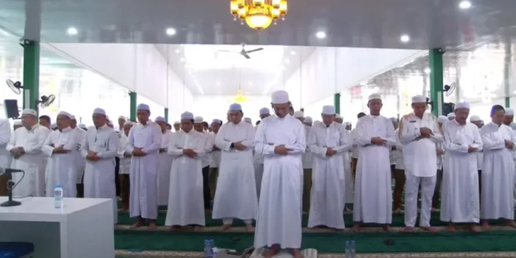Ambo Sakka Pimpin Salat Sunat Implementasi Serambi Madinah