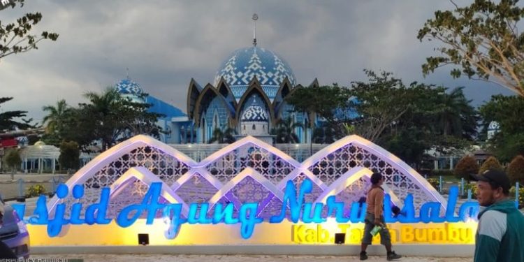 Suasana Malam di Tanbu Makin Indah dengan Lampu Hias Signature