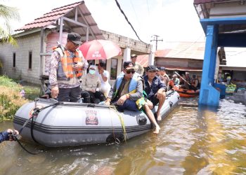 Gunakan 4 Perahu Karet, Pemprov Kalsel Salurkan Bantuan untuk Warga Terdampak Banjir