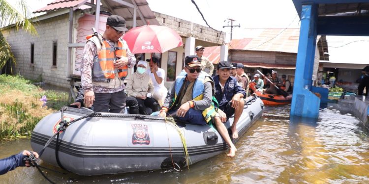Gunakan 4 Perahu Karet, Pemprov Kalsel Salurkan Bantuan untuk Warga Terdampak Banjir