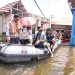 Gunakan 4 Perahu Karet, Pemprov Kalsel Salurkan Bantuan untuk Warga Terdampak Banjir