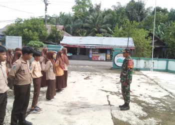 Asah Disiplin dan Karakter, Siswa SMPN 8 HST dan MTs NU Haruyan Ikut Pelatihan PBB di Koramil Haruyan