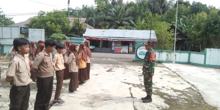 Asah Disiplin dan Karakter, Siswa SMPN 8 HST dan MTs NU Haruyan Ikut Pelatihan PBB di Koramil Haruyan