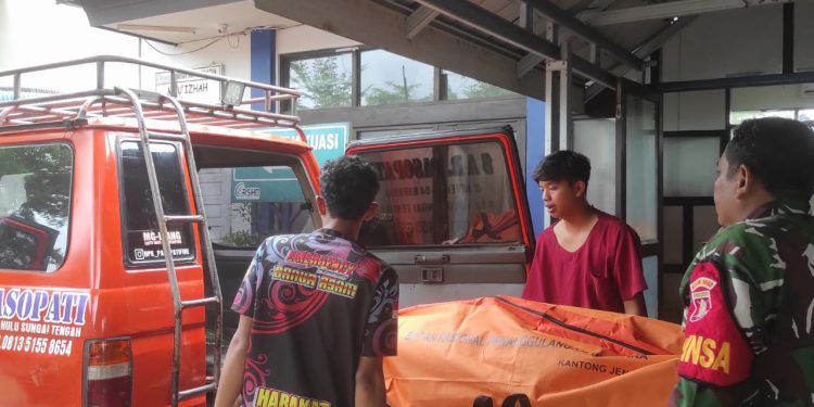 Sigap Babinsa Serma Adi Prasetyo Bantu Evaluasi Penemuan Mayat di Sungai Barabai