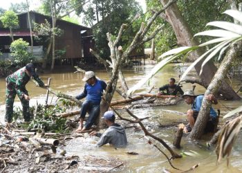 TNI dan Masyarakat Desa Kasarangan Bersatu Bersihkan Sungai Barabai