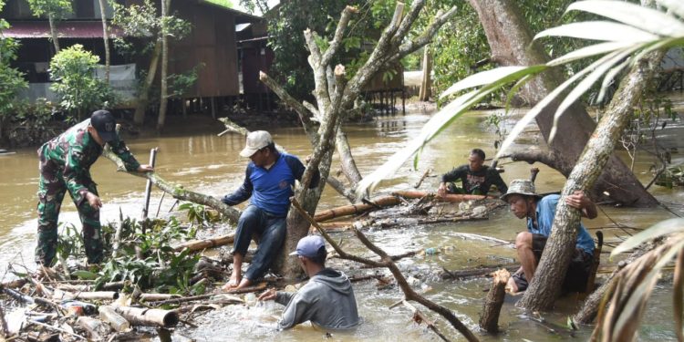 TNI dan Masyarakat Desa Kasarangan Bersatu Bersihkan Sungai Barabai