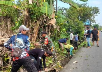 TNI dan Warga Desa Kayu Rabah Gotong Royong Bersihkan Drainase