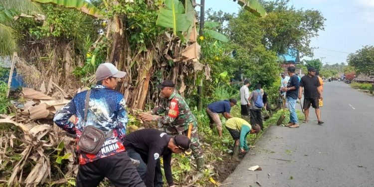 TNI dan Warga Desa Kayu Rabah Gotong Royong Bersihkan Drainase