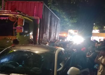 Truk Tronton Tabrak 3 Mobil dan 2 Sepeda Motor di Jalan S Parman Banjarmasin