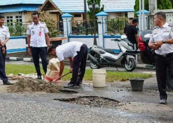 Dishub Barsel Perbaiki Jalan Berlubang di Kawasan Perkantoran