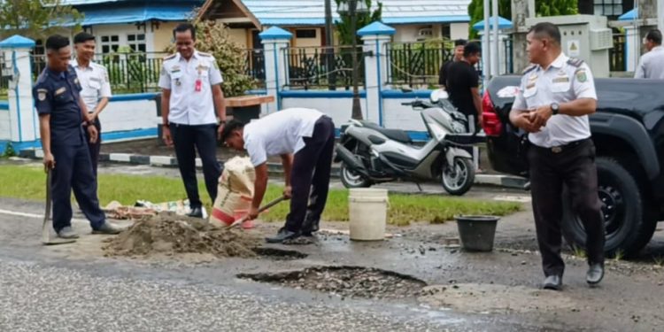 Dishub Barsel Perbaiki Jalan Berlubang di Kawasan Perkantoran