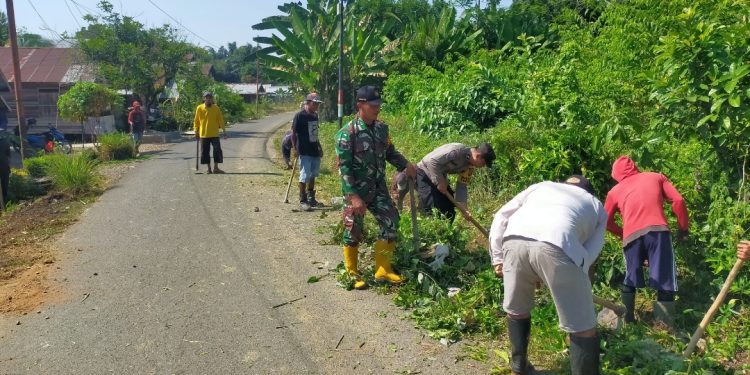Babinsa dan Bhabinkamtibmas Barabai Gandeng Warga Bersihkan Lingkungan