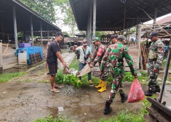 Wujudkan Lingkungan Bersih dan Sehat, TNI dan Masyarakat Bersatu Bersihkan Pasar Pantai Hambawang
